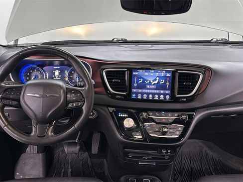 Used 2020 Chrysler Pacifica Touring-L image 9