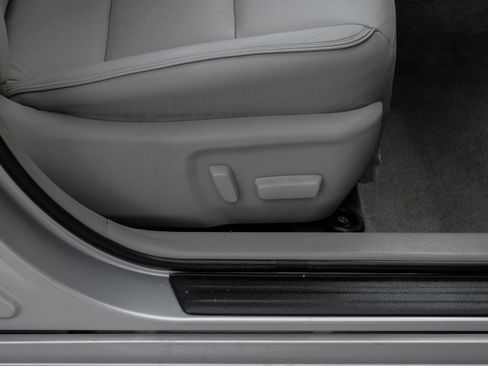 Used 2016 Toyota Camry XLE w/ Moonroof Package FWD image 34