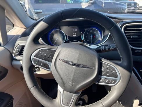 Used 2023 Chrysler Pacifica Touring-L FWD image 13