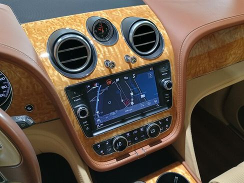 Used 2019 Bentley Bentayga AWD/4WD image 26