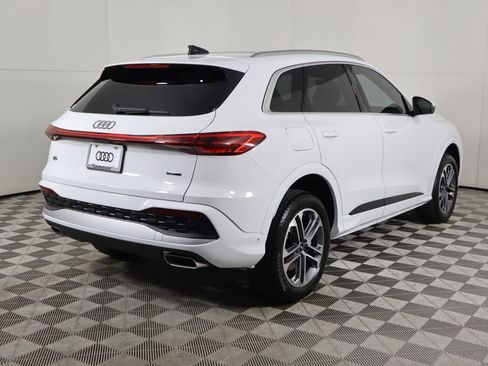 Used 2025 Audi Q5 Premium w/ Convenience Package image 6