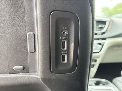 Used 2018 Chrysler Pacifica Touring-L Plus FWD image 20