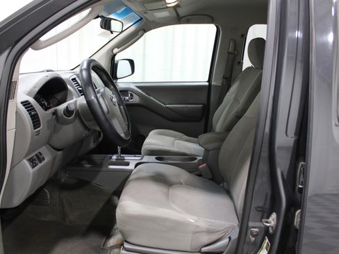 Used 2010 Nissan Frontier SE image 3