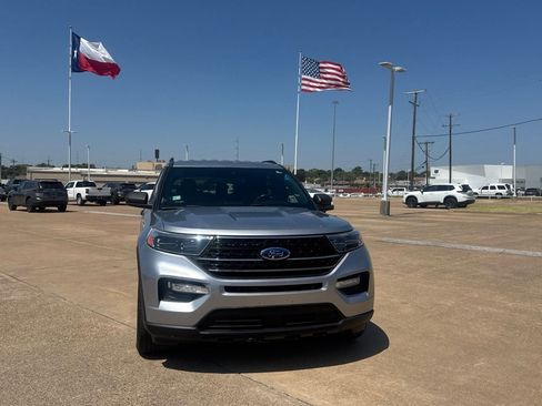 Used 2020 Ford Explorer XLT w/ Equipment Group 202A RWD image 4