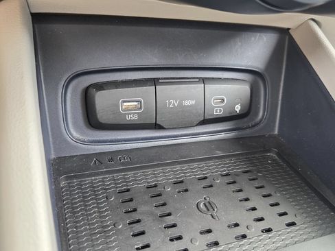 Used 2023 Hyundai Venue Limited FWD image 22