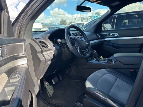 Used 2017 Ford Explorer XLT w/ Equipment Group 202A image 7