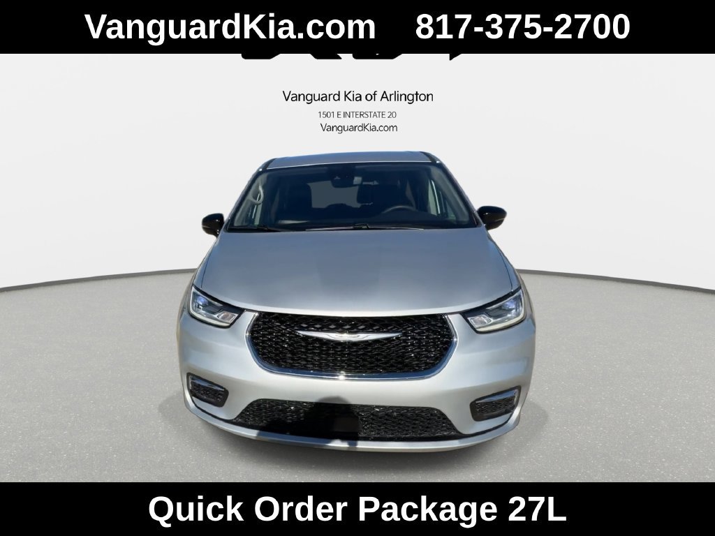 Used 2024 Chrysler Pacifica Touring-L FWD image 3