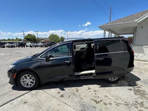Used 2017 Chrysler Pacifica Touring Plus FWD image 7