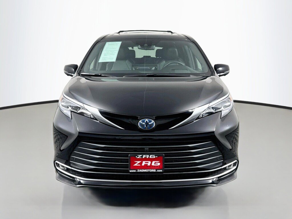 Used 2025 Toyota Sienna Platinum AWD/4WD image 8