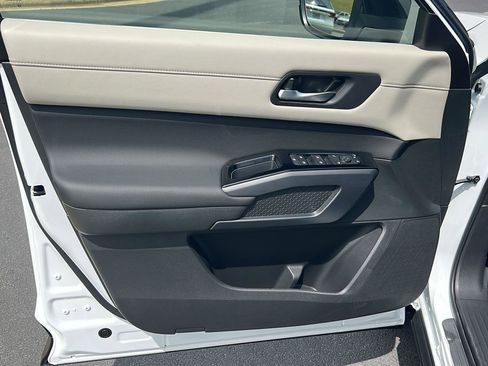New 2026 Nissan Pathfinder SL FWD image 17