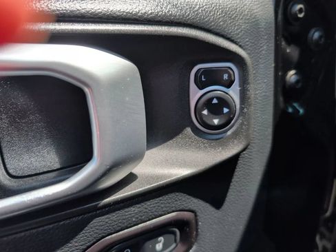 Used 2019 Jeep Wrangler Unlimited Sahara AWD/4WD image 35