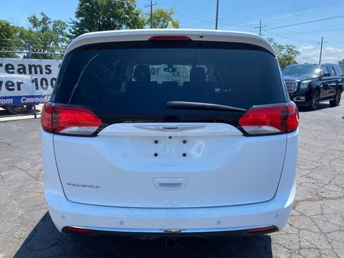 Used 2017 Chrysler Pacifica Touring-L w/ Safetytec Group FWD image 3