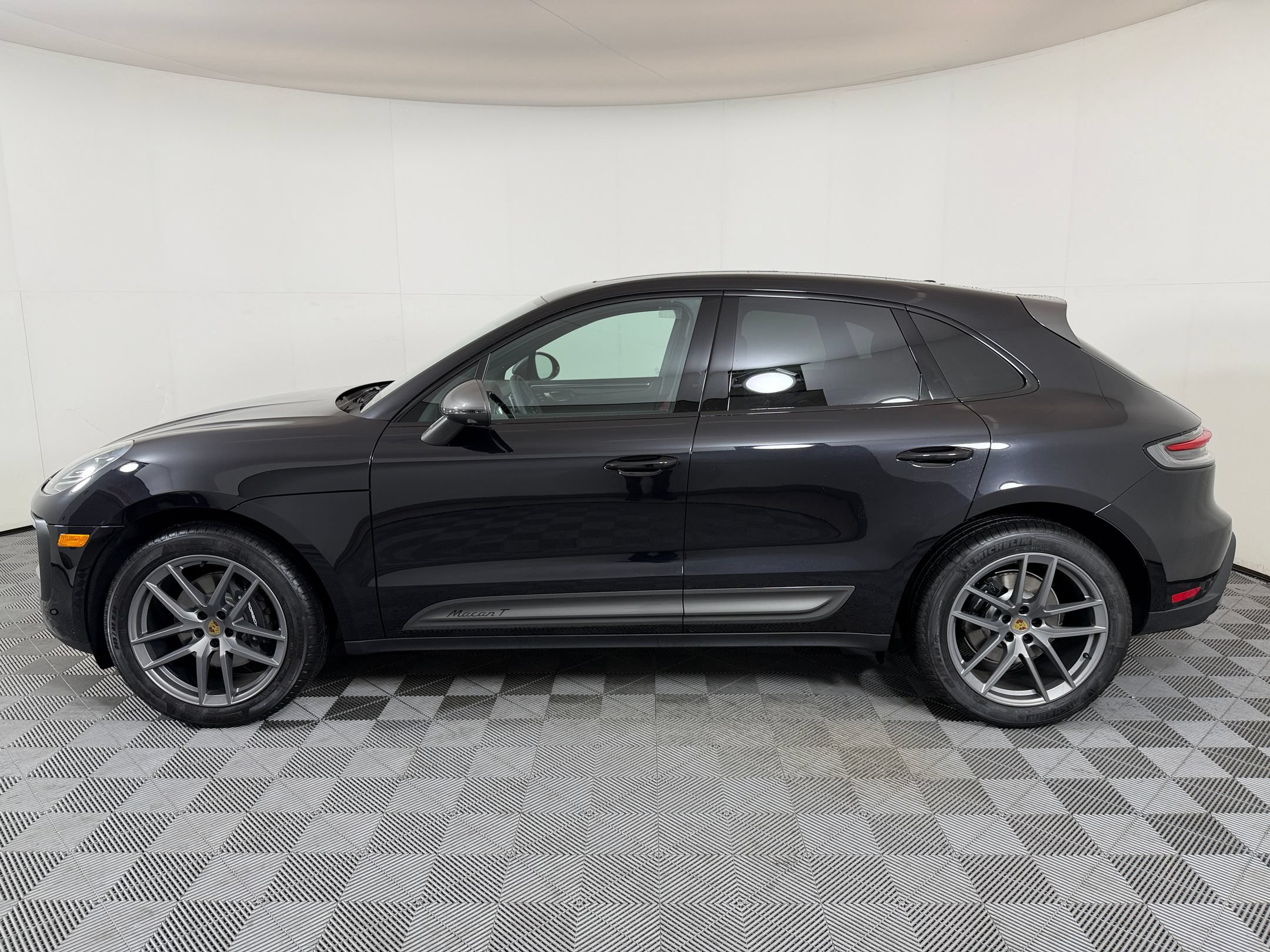 Used 2026 Porsche Macan Turbo AWD/4WD image 2