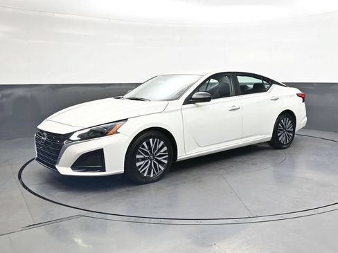 Used 2025 Nissan Altima 2.5 SV FWD image 9
