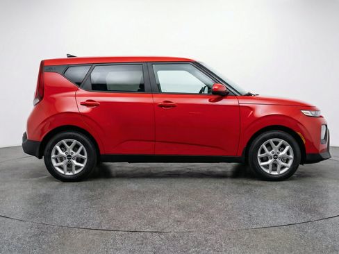 Used 2025 Kia Soul LX w/ LX Technology Package FWD image 11