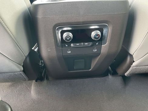 Used 2023 GMC Yukon SLT w/ SLT Luxury Package image 14