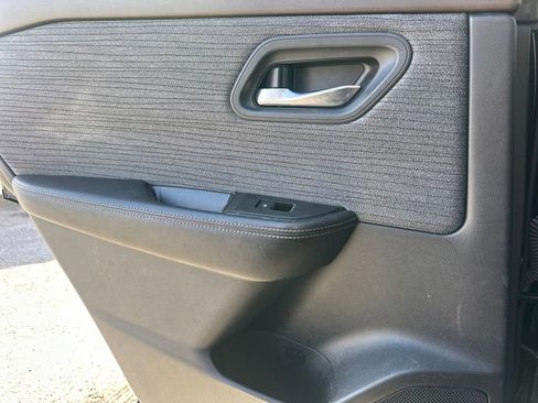 Used 2023 Nissan Rogue SV image 39