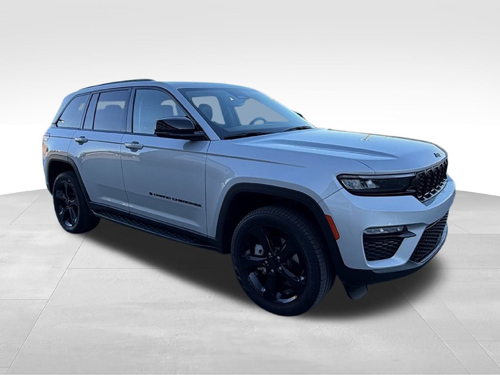 Used 2024 Jeep Grand Cherokee Limited w/ Black Appearance Package AWD/4WD image 5