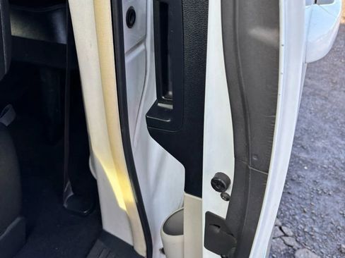 Used 2016 Chrysler Town & Country Touring image 33