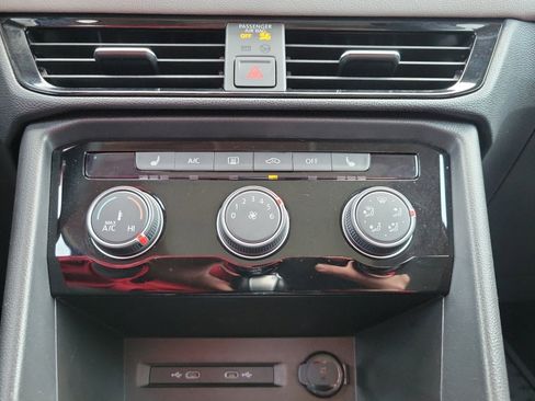 Certified 2023 Volkswagen Taos SE w/ Panoramic Sunroof Package image 21