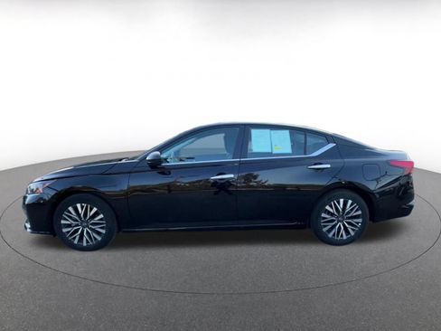 Used 2025 Nissan Altima 2.5 SV FWD image 9