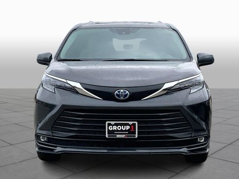 Used 2025 Toyota Sienna XLE image 3