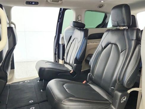 Used 2023 Chrysler Pacifica Touring-L FWD image 30