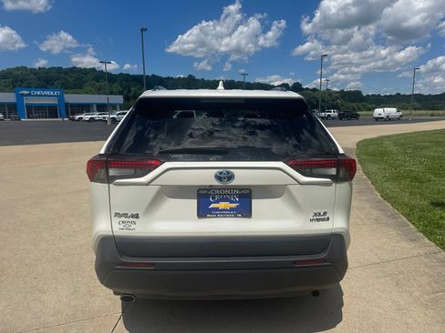 Used 2022 Toyota RAV4 XLE Premium AWD/4WD image 6