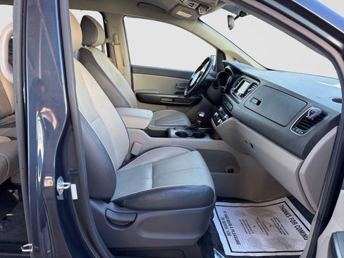 Used 2017 Kia Sedona LX w/ LX Essentials Premium Package image 19