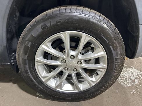 Used 2019 Jeep Cherokee Latitude w/ Popular Appearance Group FWD image 30