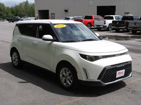 Used 2023 Kia Soul LX w/ Option Group 015 FWD image 3