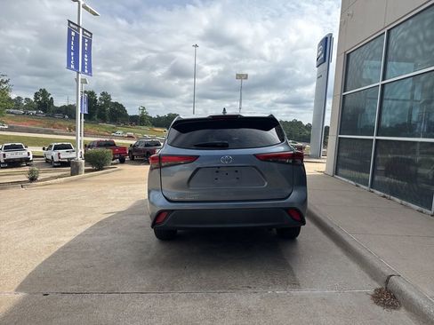 Used 2020 Toyota Highlander LE FWD image 6