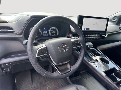 Used 2025 Toyota Sienna XSE FWD image 10