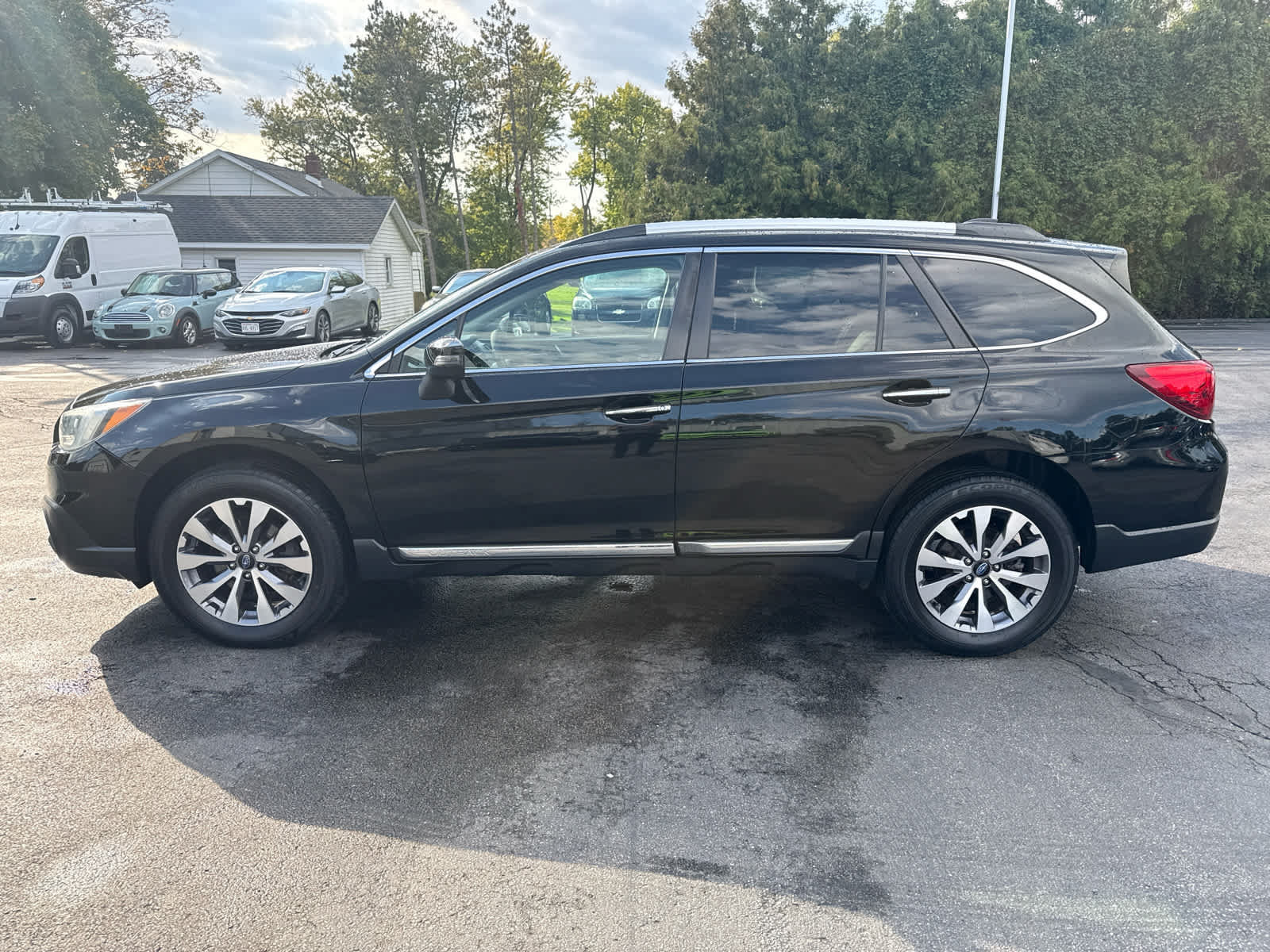Used 2017 Subaru Outback 3.6R Touring AWD/4WD image 6