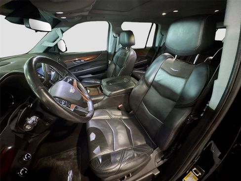 Used 2018 Cadillac Escalade Luxury image 2