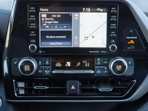 Used 2021 Toyota Highlander XLE FWD image 11