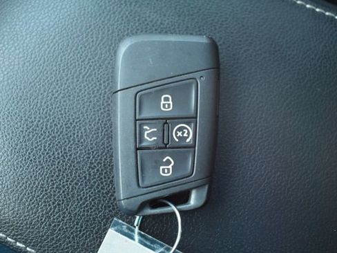 Used 2023 Volkswagen Tiguan SE R-Line image 31