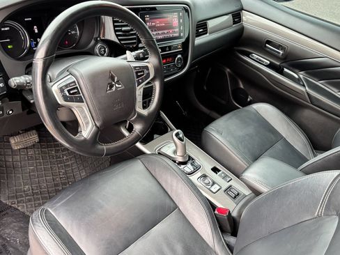 Used 2019 Mitsubishi Outlander 4WD Plug-In Hybrid image 16