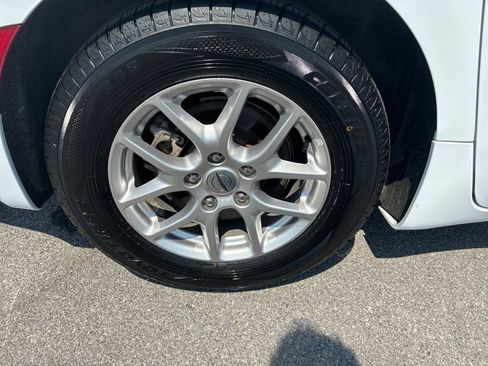 Used 2024 Chrysler Pacifica Touring-L FWD image 21