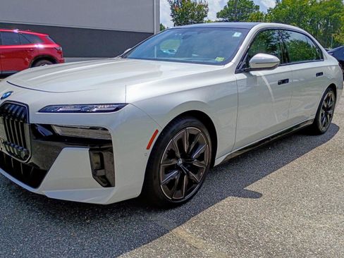 Used 2025 BMW 760i xDrive w/ Executive Package AWD/4WD image 2