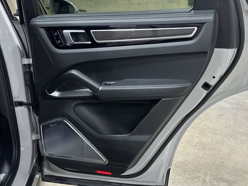 Used 2021 Porsche Cayenne Turbo S image 27