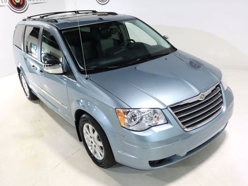 Used 2010 Chrysler Town & Country Touring Plus w/ Premium Group FWD image 22