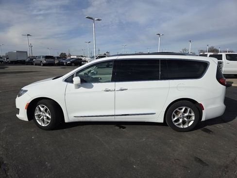 Used 2019 Chrysler Pacifica Touring-L Plus w/ Tire & Wheel Group image 20