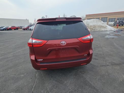 Used 2020 Toyota Sienna XLE w/ Carpet Mat Package image 4