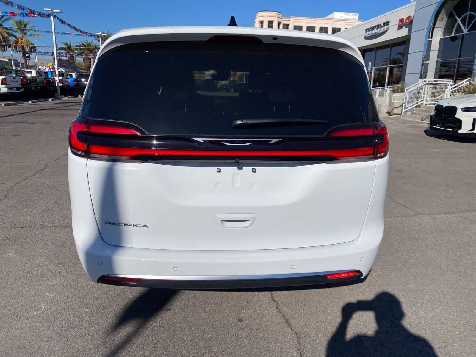 Used 2027 Chrysler Pacifica Select w/ Family Tech Group FWD image 7