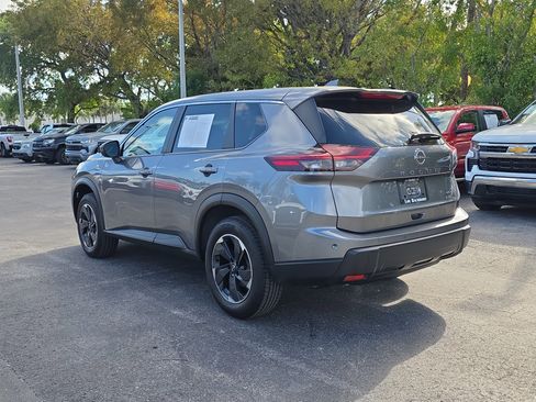 Used 2024 Nissan Rogue SV image 5