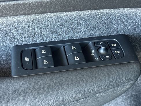 Certified 2025 Volvo XC40 B5 Core image 16