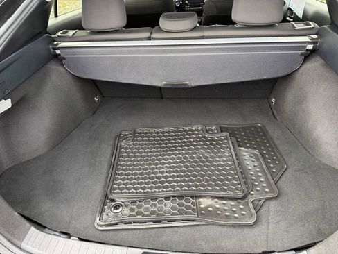 Used 2022 Toyota Prius LE image 28