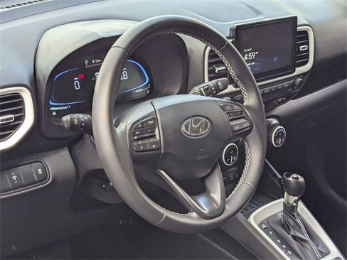 Used 2025 Hyundai Venue Limited image 13