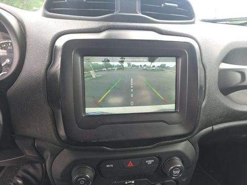 Used 2018 Jeep Renegade Latitude FWD image 11